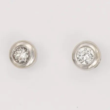 Ett par örhängen med diamanter 2 x ca0,02ct, skruvlås, 14K  Vikt: 1 g