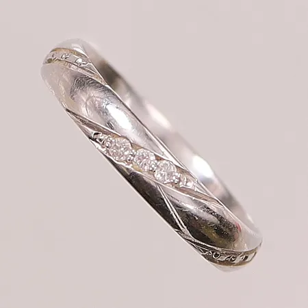 Ring med 3 diamanter, 0,045ctv enligt gravyr, Ø17¼, bredd: 3,7mm, vitguld, 18K, 3,5g.