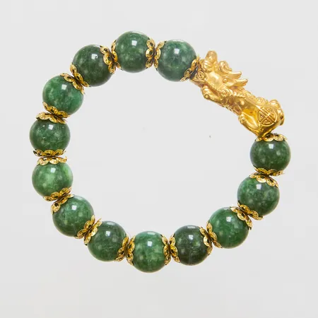Armband, grön infärgad kvartsit, Pixiu berlock i 24K, längd ca 16cm, bredd 12,5-14,2mm, detaljer i 14K, elastisk, ihålig, klämd berlock, skadade pärlavskiljare, 14K/24K, bruttovikt: 39,9g Vikt: 39,9 g
