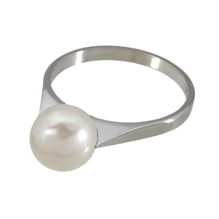 Ring, 18K vitguld, odlad Pärla Ø 7 mm, blåvitrosa ton, god lyster, svensk kontrollstämpel, Ø17¾ mm, skenans bredd 2 mm, fint skick Vikt: 2,5 g