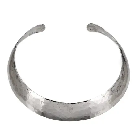 Halsring, silver 925/1000 (sterling), design ELON ARENHILL (1922-2018), tung/kraftig modell, hamrad yta, kupad, inre mått 40 cm, bredd 22-23 mm, stämplad Elon Arenhill ELONA Malmö 1987 samt STERLING, förefaller sparsamt använd Vikt: 72,1 g