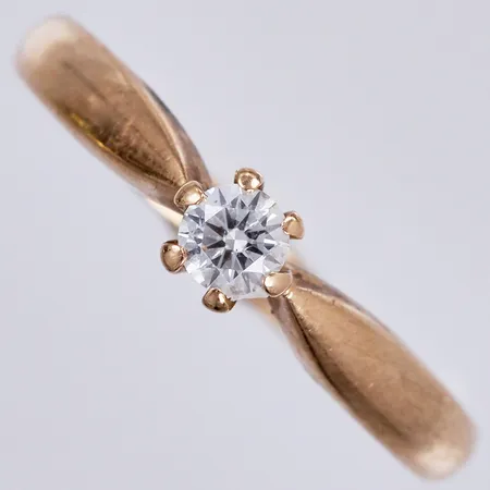 Ring med diamant ca 1x0,18ct enl gravyr, W (H)/P, GTS, Guldsmedjan Tomas Snarberg i Jönköping AB, år 2010, 18K  Vikt: 4,1 g