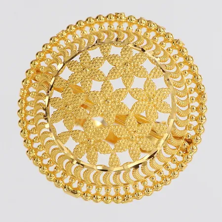Ring med genombruten dekor, stl: 17, bredd 33mm, justerbar storlek, 21K.  Vikt: 8,5 g