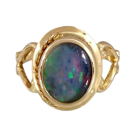 Ring med Opaltriplett, 18K guld, tillverkarstämpel Bronsil AB (SGP), Ø16¾, bredd 2-14 mm, fint skick Vikt: 2,2 g