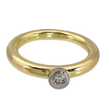 Diamantring, 18K guld, rundad skena, Diamant 0,12ct, Atelje Guld-Bros AB, Stockholm, Ø19,0 mm, bredd 3-5 mm, fint skick Vikt: 10 g