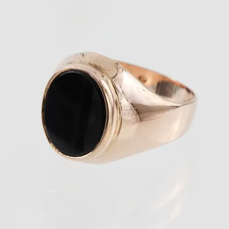 Klackring med oval sten troligtvis onyx, stl ca 16½mm, bredd 3,3-14,5mm, 18k Vikt: 4,7 g