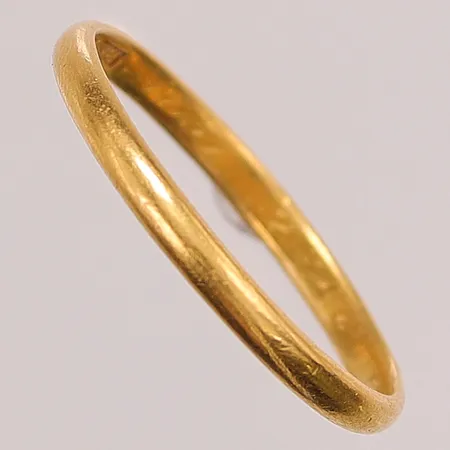 Ring, slät, Ø22½, bredd: 2,7mm, tunn gravyr, skev, 23K, 4,7g.