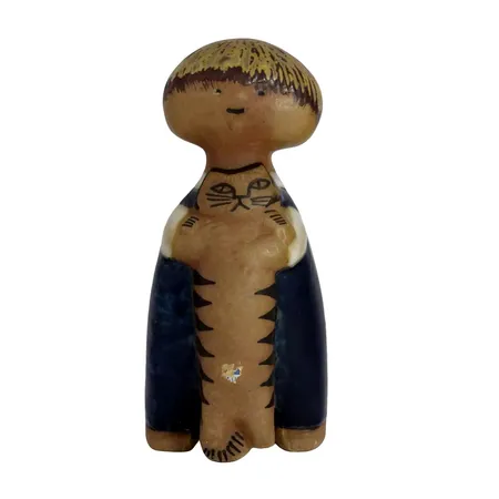 Figurin "Pelle" Lisa Larson, Gustavsberg, stengods, ur serien "Larssons ungar", i produktion 1964-1980, höjd 19,5 cm, märkt/signerad i botten, spår av fragmentarisk etikett på framsidan, någon missfärgning, ett öga med mindre färgbortfall