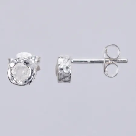 Ett par örhängen med vita stenar, Ø ca 5mm, 925/1000 silver  Vikt: 1 g