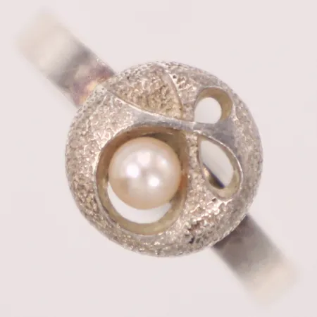 Ring med imitationspärla, ställbar storlek ca 17, bredd 1,4-9,4mm, Finland, något skev, silver 925/1000 Vikt: 1,9 g