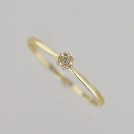 Ring med solitär diamant 0,01ct, Ø 18,5 mm, 18k Vikt: 1,4 g