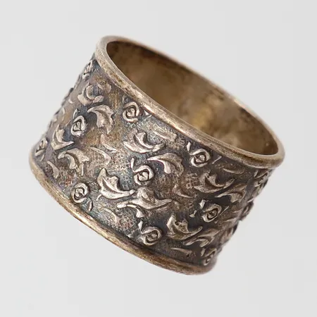 Ring med dekor, stl: 17¾, bredd 13mm, silver 830/1000.  Vikt: 6,6 g