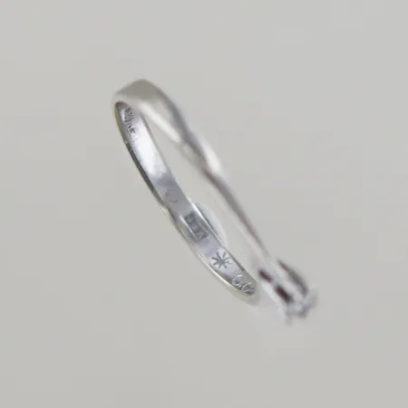 Ring med  solitär  diamant 0,04ct  Top Wesselton, Ø 18 mm, 18k Vikt: 1,9 g