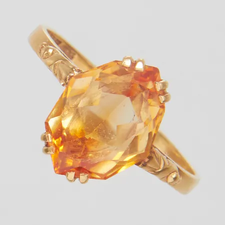 Ring, gul syntetisk safir, stl 17½, bredd 1,5-12mm, 18K, bruttovikt: 2,6g Vikt: 2,6 g