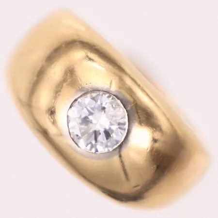 Ring med diamant 1xca0,80ct, stl 19¾, bredd 5,5-12mm, stort nagg/bit saknas av diamanten, lös i fattning, 18K  Vikt: 20 g