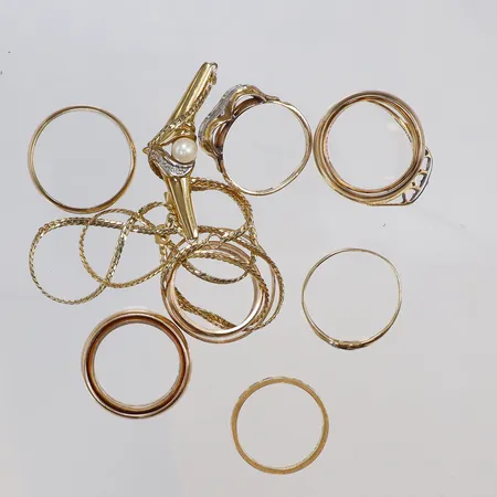 Diverse guld med stenar, delvis defekt med pärla, 18K Vikt: 41,3 g