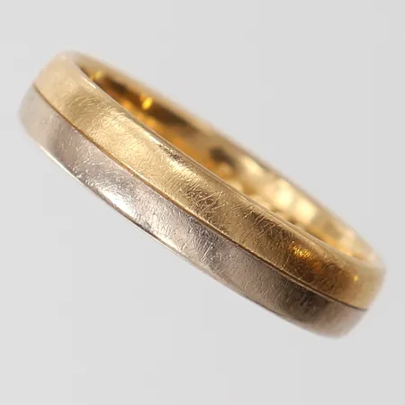 Ring, slät, stl: 20, bredd 4,8mm, gravyr, tvåfärgat 18K.  Vikt: 6,4 g