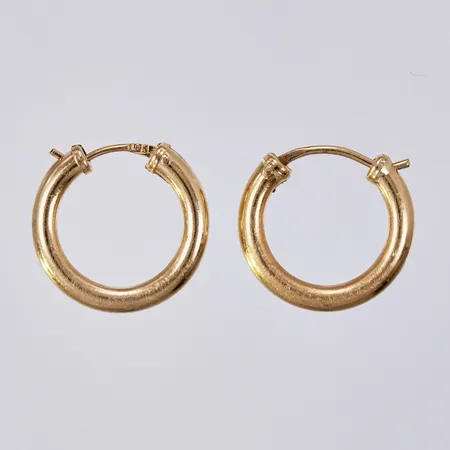 Ett par örhängen creoler, längd: ca 1,5cm, bredd: ca 2mm, inner Ø ca 11mm, 18K Vikt: 1,6 g