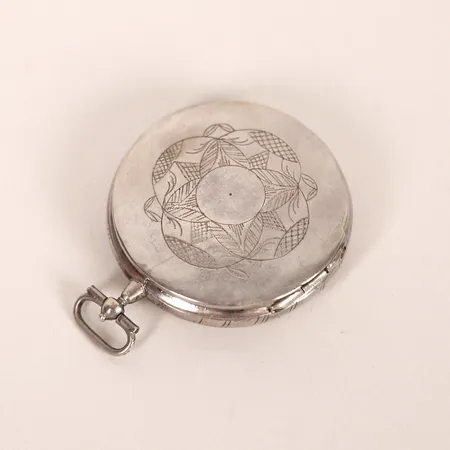 Svampdosa, Anders Theodor Barkman, Varberg, 1849, ca Ø4,5cm, förstärkning av charner, åldersbetingat slitage, silver.   Vikt: 17,8 g