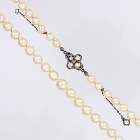 Pärlcollier med odlade pärlor, 49cm, bredd 6-8mm, lås importstämplat silver, påtagligt bruksslitage, silver 830/1000 Bruttovikt: 30g Vikt: 30 g