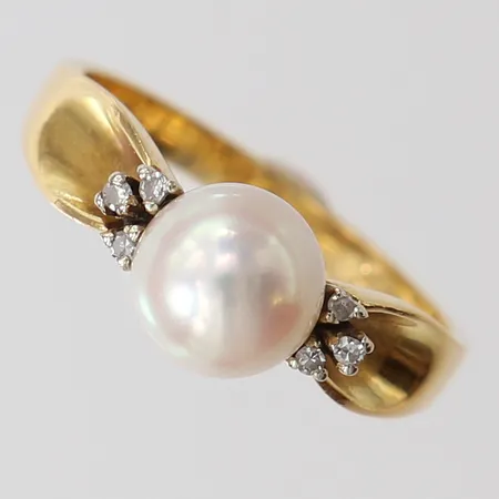 Ring med odlad pärla samt 8/8-slipade diamanter 6 x 0,01ct, stl: 17¾, bredd 2-7,5mm, pärla sitter löst, 18K.  Vikt: 4,7 g