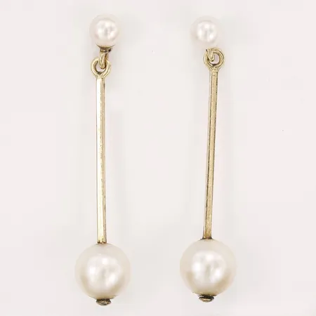 Ett par örhängen med odlade pärlor, längd 32mm, bredd 7mm, 14K  Vikt: 2,8 g