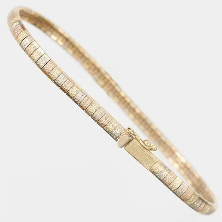 Armband, halvstelt, längd: 18,5cm, bredd: 4mm, trefärgad, 18K guld.  Vikt: 11,9 g