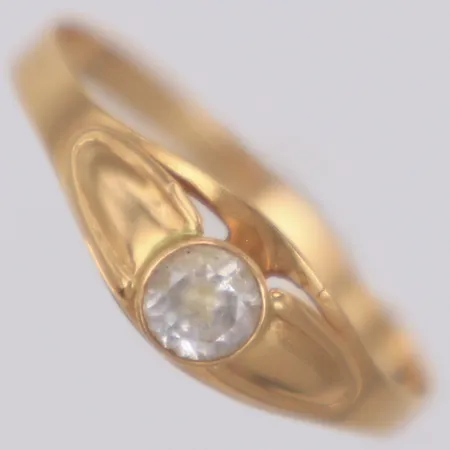 Ring med vit sten, stl 17½, bredd 5,9mm, 18K Vikt: 0,8 g