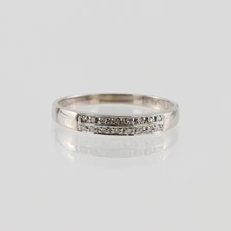 Ring vitguld med diamanter på 0.08 ct enligt inskription, storlek 18 ½ mm, bredd 1.9-3.4 mm, 18k. Vikt: 1,9 g