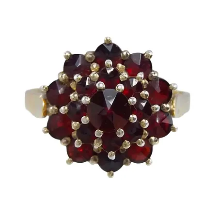 Ring, Granater, förgyllt silver 830/1000, Ø17¾ mm, bredd 2,2-13 mm, tillverkarstämpel HE, stenar utan anmärkning, svensk kontroll/importstämpel på skenans utsida Vikt: 3 g