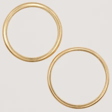 Två ringar, stl: 17¾ & 19½, bredd: 3mm, gravyr, 18K guld.  Vikt: 7,8 g