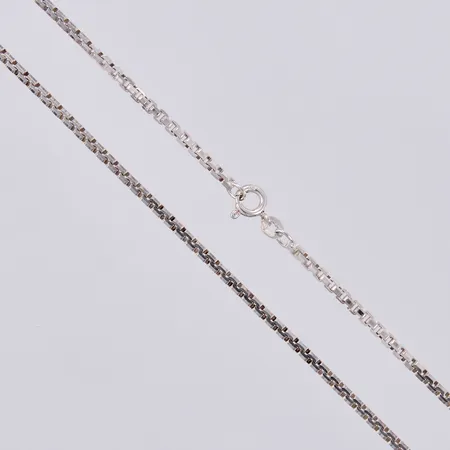 Kedja längd ca 60cm, bredd ca 2mm, silver Vikt: 15,8 g