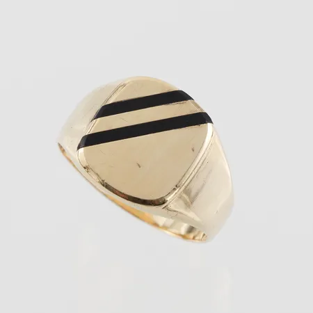 Klackring med linjer med inläggningar av troligtvis onyx, Guldfynd, stl 19½mm, bredd 4,2-14,3mm, 18k Vikt: 5,2 g