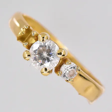 Ring, stl 17, en vit sten saknas, bucklig skena, 18K Vikt: 1,1 g