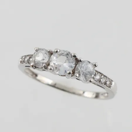Ring vitguld med 3 st stenar, storlek 18 mm, bredd 1.4-5.1 mm, 10k. Vikt: 2,2 g