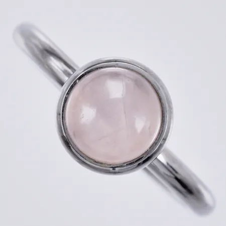 Ring med vit sten, stl: 18¼, bredd: ca 2-10mm, metall Vikt: 0 g