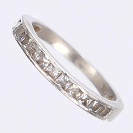 Ring med vita stenar, stl16¾, bredd 3mm, silver 925/1000 Vikt: 1,7 g