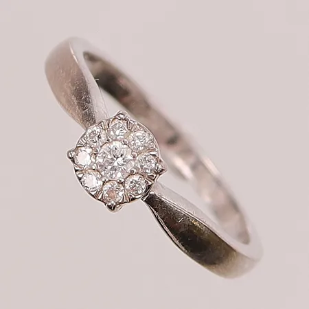 Ring med diamanter 1 x ca. 0,08 + 8 x ca. 0,01ct, Ø18½, bredd: 2,2-6,3mm, gravyr, Guldfynd, vitguld, 18K, 3,9g.