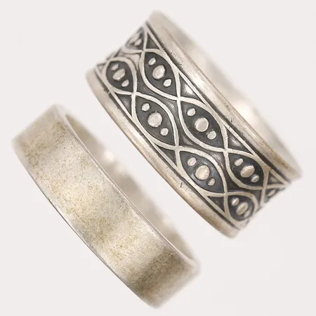 Två ringar, stl: 15 ¼ & 15½, bredd: 5-8mm, bruksslitage, silver.  Vikt: 6,5 g