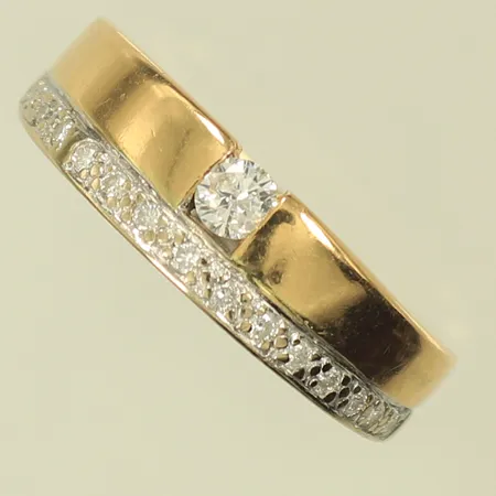 Ring, tvåfärgad med diamanter, totalt ca 0,20ct, stl 18½, bredd 4-6mm, 18K, 4,8g Vikt: 4,8 g