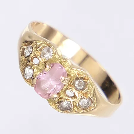 Ring med vita och rosa sten, stl 17, bredd 2-7mm, 18K, defekt trasig sten Vikt: 1,9 g
