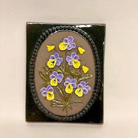 Väggplakett, 17x13cm, Styvmorsviol, Ångermanlands landskapsblomma, 878, Jie Keramik, Gantofta  Skickas med paket.