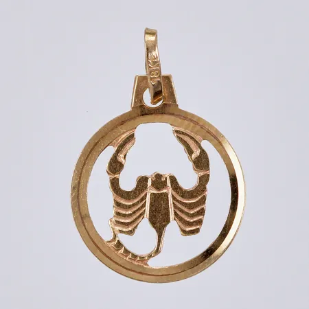 Hänge skorpion, längd: ca 1,5cm, bredd: ca 1-8mm, Guldfynd Sverige Ab, 18K  Vikt: 0,7 g