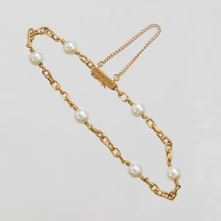 Armband, odlade sötvattenpärlor, längd ca 18cm, bredd 2,5-6mm, säkerhetskedja, 18K, 7,3g.