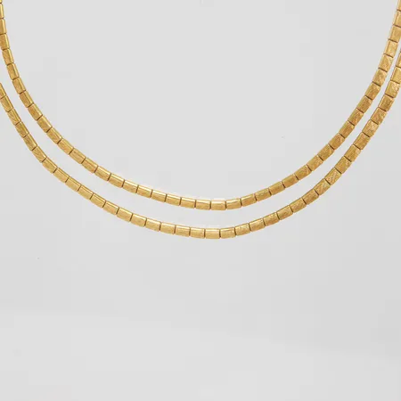 Collier, rubiner, längd ca 37cm, bredd 2,5-5mm, bucklig, ojämnheter på länk, 18K Vikt: 24,3 g