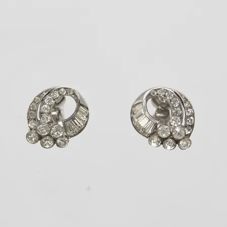 Ett par örhängen, vita stenar, längd ca 18mm, bredd 15,5mm, clips i metall, 830/1000 silver Vikt: 7,2 g