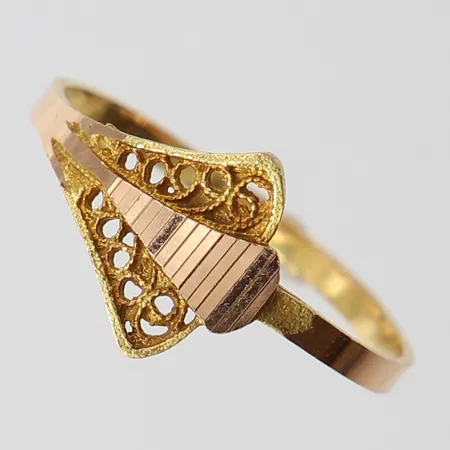 Ring med mönsterdekor, stl 18½, ca bredd 1,5-10,5mm. 14K Vikt: 1,1 g