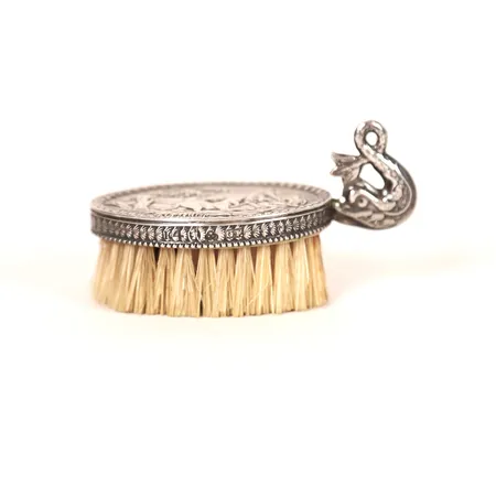 Mindre borste, figurscen med hundar, handtag i form av fisk, längd 5,5cm, ej stämplad, bruksslitage, silver, bruttovikt 16g Vikt: 0 g