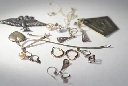 Diverse silversmycken 21,9 gr även defekt udda + tennhänge 10,7 gr Vikt: 21,9 g