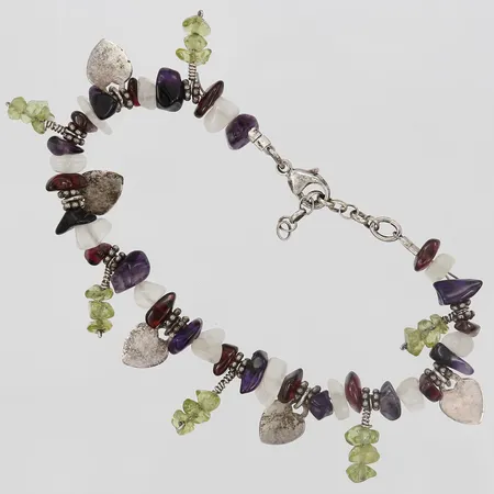 Armband med olikfärgade stenar, samt integrerade berlocker, justerbar, längd: 18-20,5cm, bredd: 7mm, bruksslitage, 925/1000 silver, bruttovikt: 15,8g. 